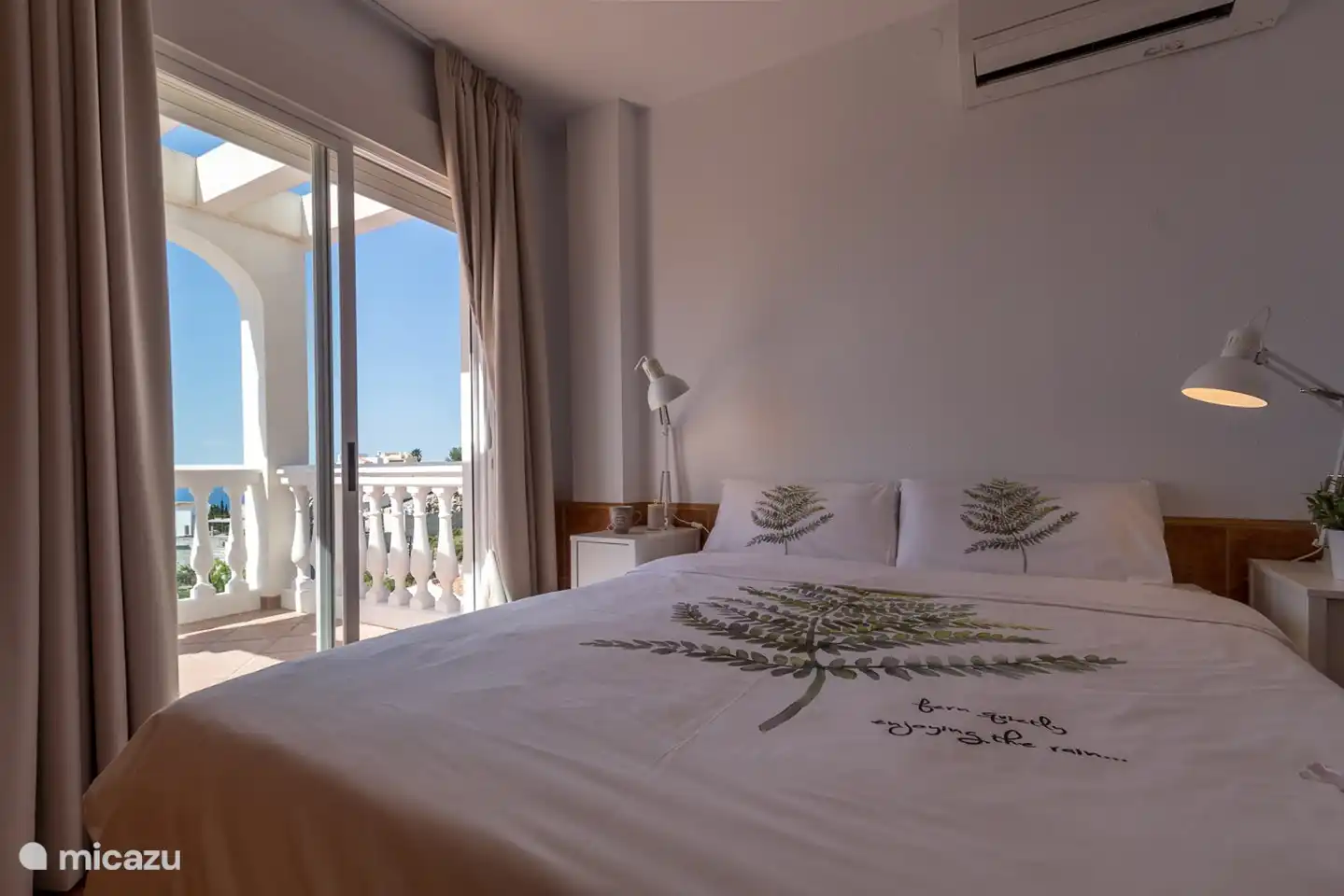 Dormitorio con vista