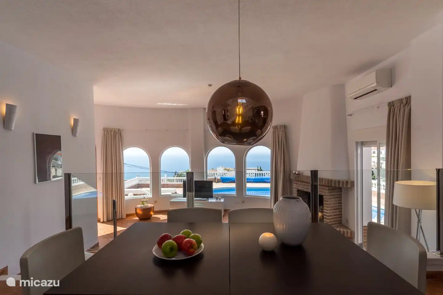 Desde el salón se tiene vista a la terraza, piscina y al mar.