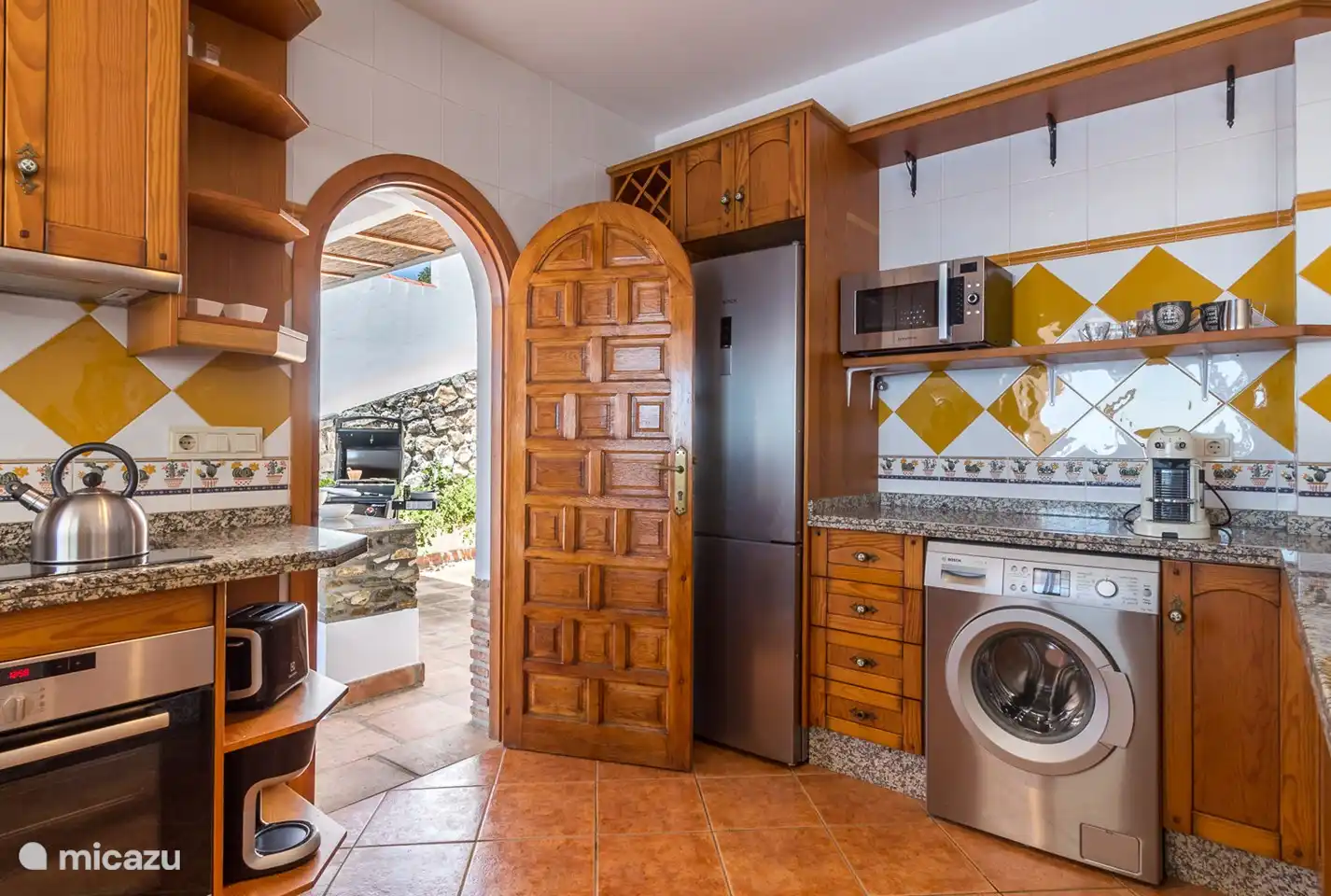 Desde la cocina se puede caminar directamente a la terraza con barbacoa de gas.