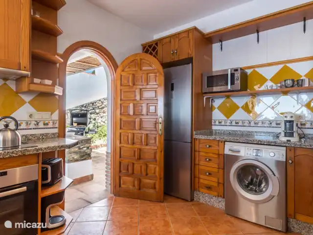 Villa Amani en España, Costa Tropical, Salobreña - villa Desde la cocina se puede caminar directamente a la terraza con barbacoa de gas.