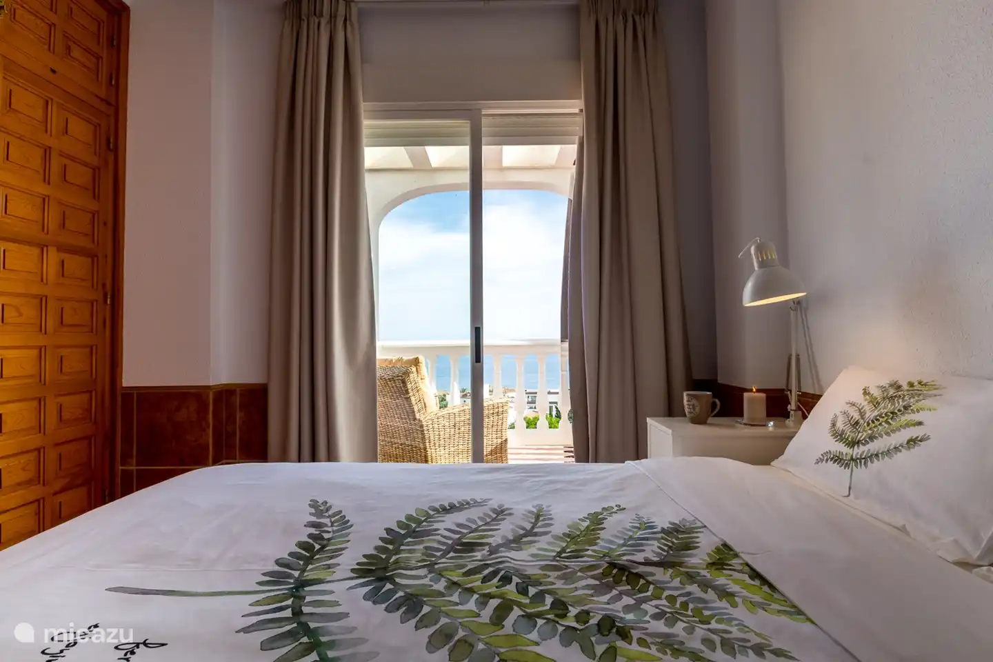 Dormitorio con vista al mar