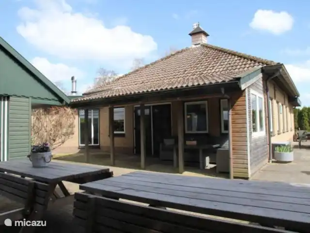 los coulisses en Países Bajos, Frise, Eastermar - casa vacacional Mesa de picnic.