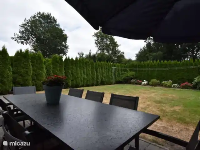 los coulisses en Países Bajos, Frise, Eastermar - casa vacacional Conjunto de jardín patio delantero.