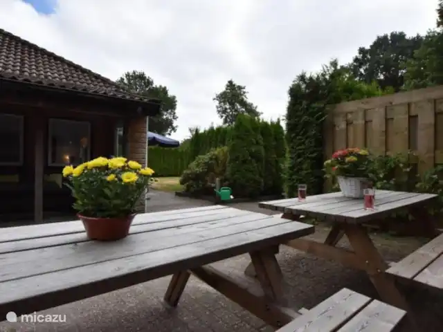 los coulisses en Países Bajos, Frise, Eastermar - casa vacacional Mesas de picnic fuera del patio