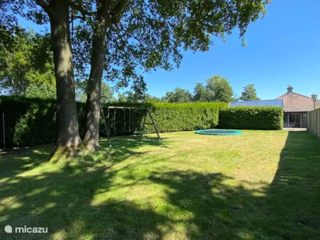 los coulisses en Países Bajos, Frise, Eastermar - casa vacacional Amplio jardín con Trampolín, columpios y posibilidad de jugar al bádminton.