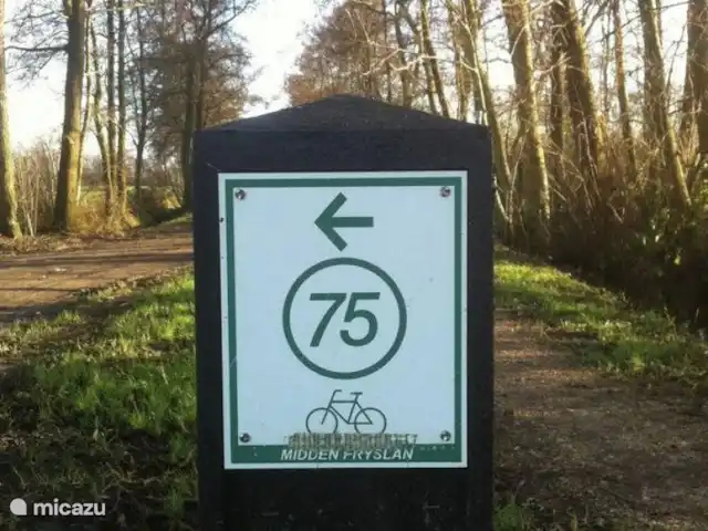 los coulisses en Países Bajos, Frise, Eastermar - casa vacacional Señalización de rutas ciclistas.