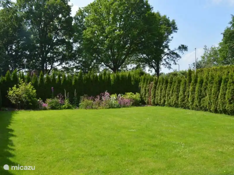 Front garden with complete privacy.
