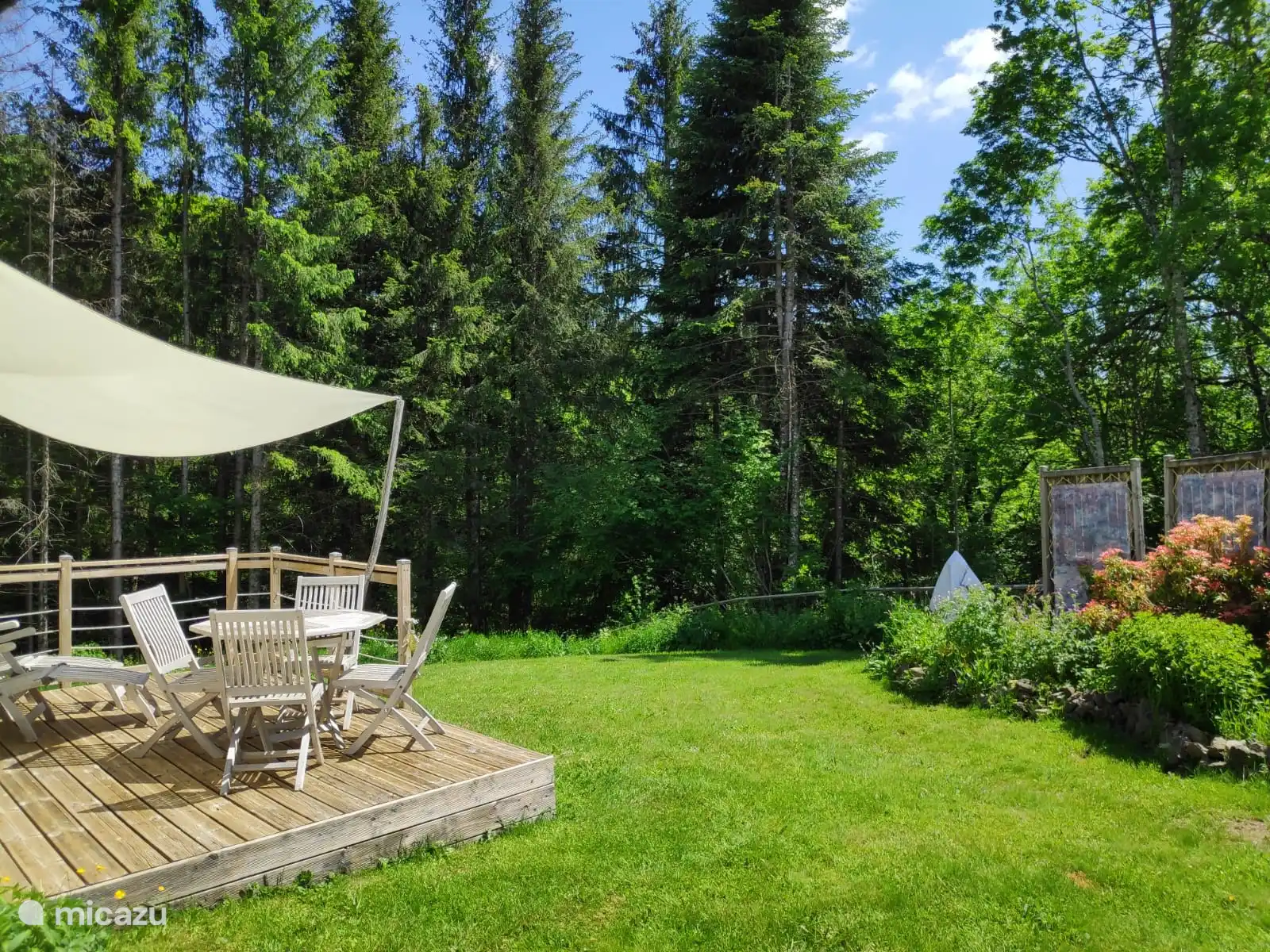 Seitenterrasse Gite du Bois II