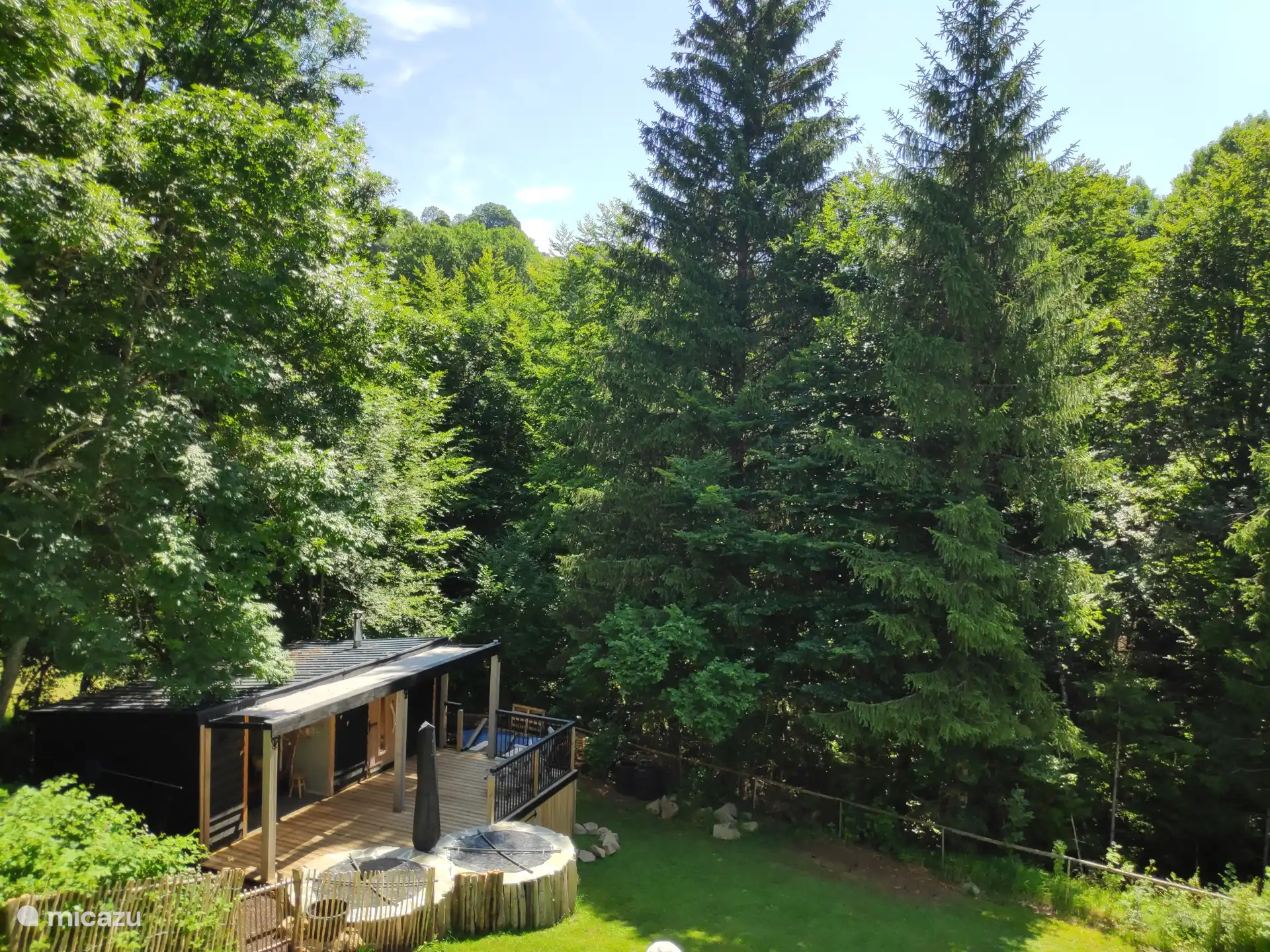 Wellness-Deck mit Sauna, Lounge, 2 Kaltwasserbädern und Solardusche