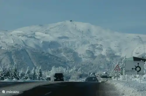 Die Skipisten von Super Besse / Sancy sind 15 Autominuten von den Häusern von Maison van Stijn entfernt