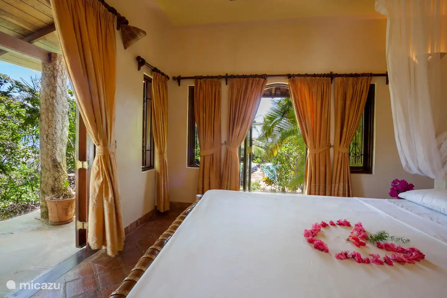 Großes Schlafzimmer im Erdgeschoss mit 2 Terrassentüren zur Terrasse und zum Pool