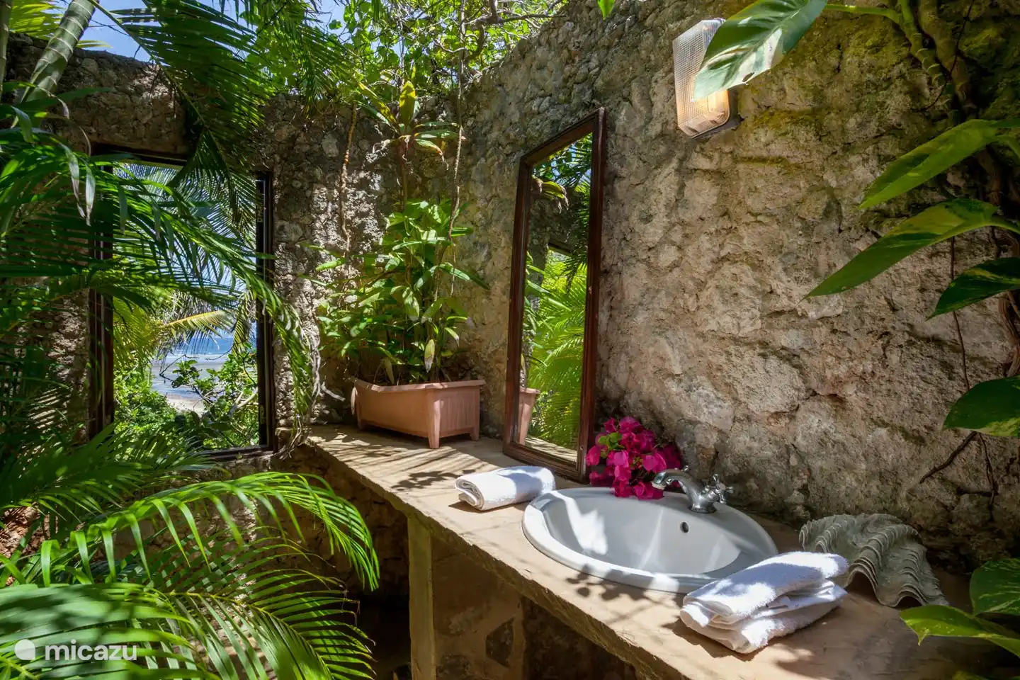 Offenes Badezimmer mit evtl. Blick auf den Strand