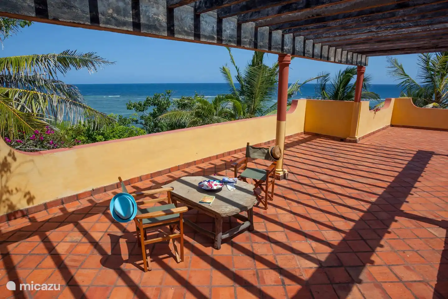 die obere Terrasse mit Blick auf Gärten, Meer und Strand