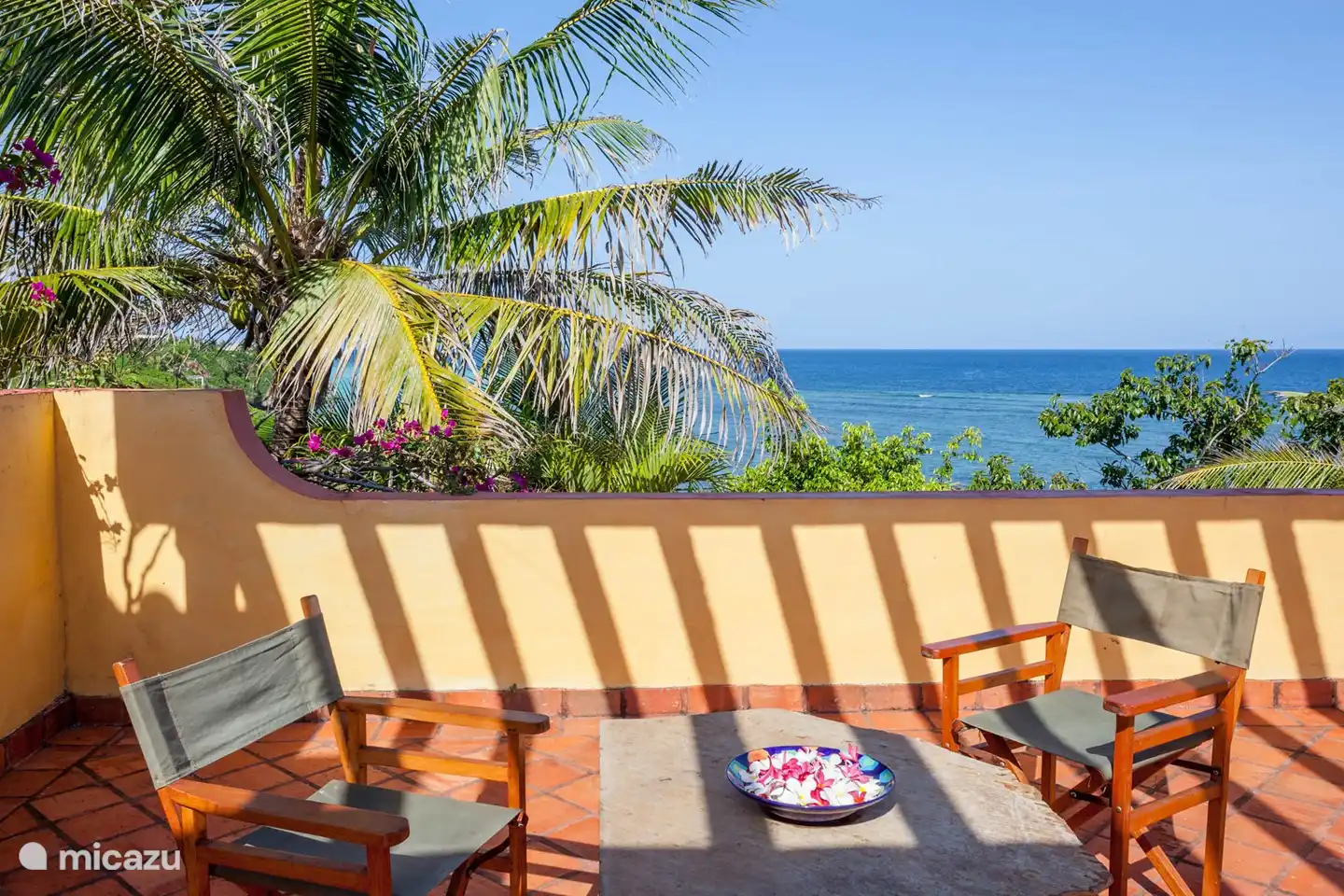 die obere Terrasse mit Blick auf Gärten, Meer und Strand