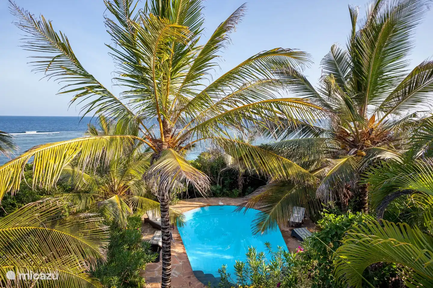 die obere Terrasse mit Blick auf Gärten, Meer und Strandpool,