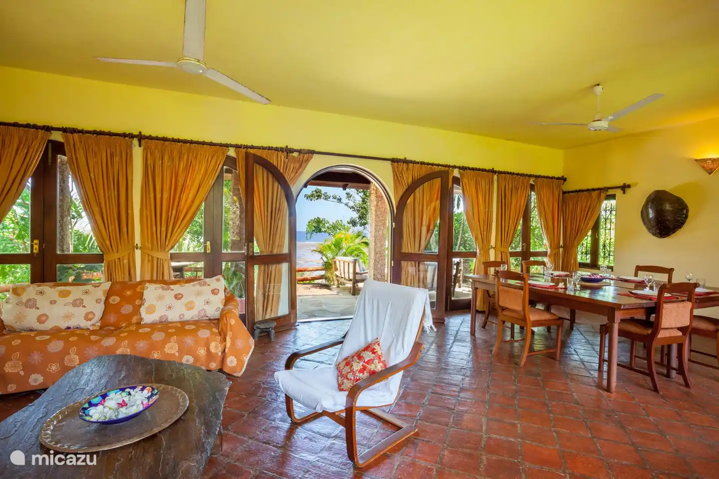 Essbereich mit Blick auf die Terrasse