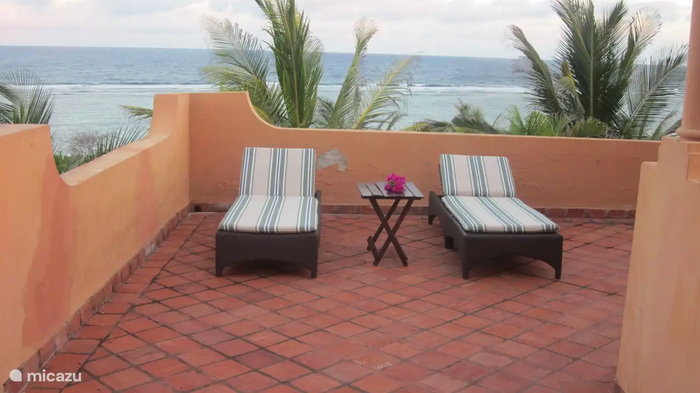 die obere Terrasse mit Blick auf Gärten, Meer und Strand
