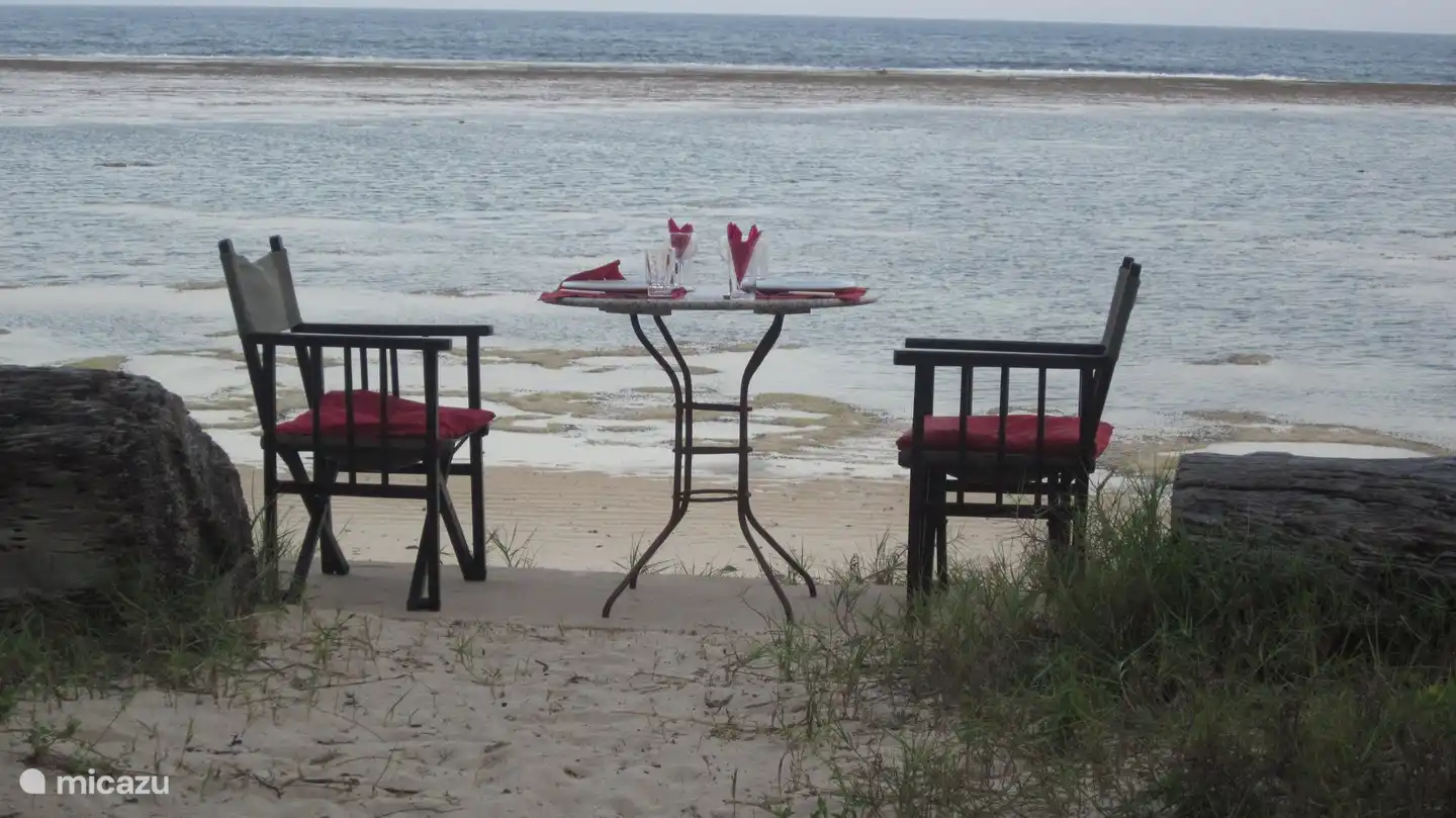 Romantisches Sitzen am Strand mit seinen 2 und..
