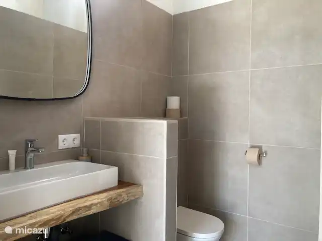 Casa Blou vue mer | Curaçao, Banda Ariba (est), Mambo Beach - maison de vacances 2ème salle de bain avec meuble vasque, douche et WC