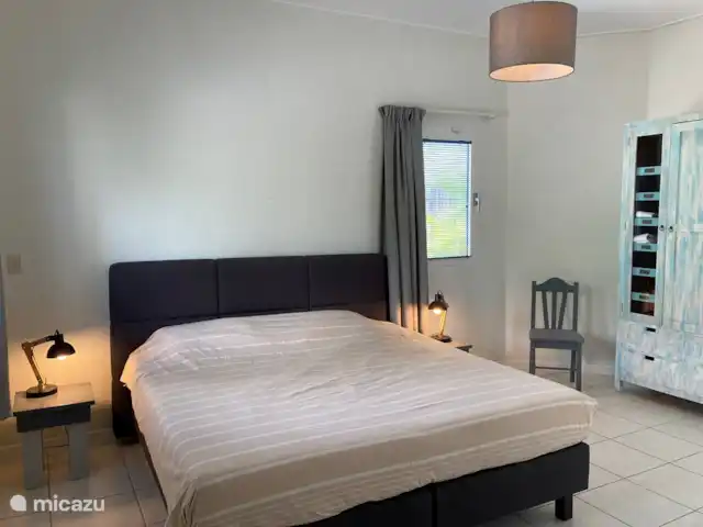 Casa Blou vue mer | Curaçao, Banda Ariba (est), Mambo Beach - maison de vacances Chambre parentale avec sommier à ressorts 180 x 200 cm et surmatelas,
climatisation et
garde-robe.
La chambre principale a sa propre salle de bain
