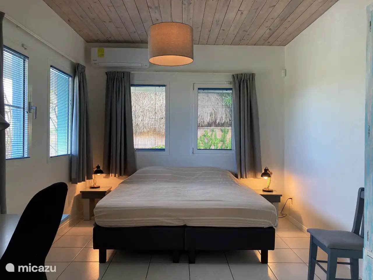 3ème chambre avec 2 lits sommier à ressorts 90 x 200 cm,
climatisation et
garde-robe.
Connexion internet directe disponible dans cette chambre