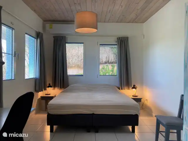 Casa Blou vue mer | Curaçao, Banda Ariba (est), Mambo Beach - maison de vacances 3ème chambre avec 2 lits sommier à ressorts 90 x 200 cm,
climatisation et
garde-robe.
Connexion internet directe disponible dans cette chambre