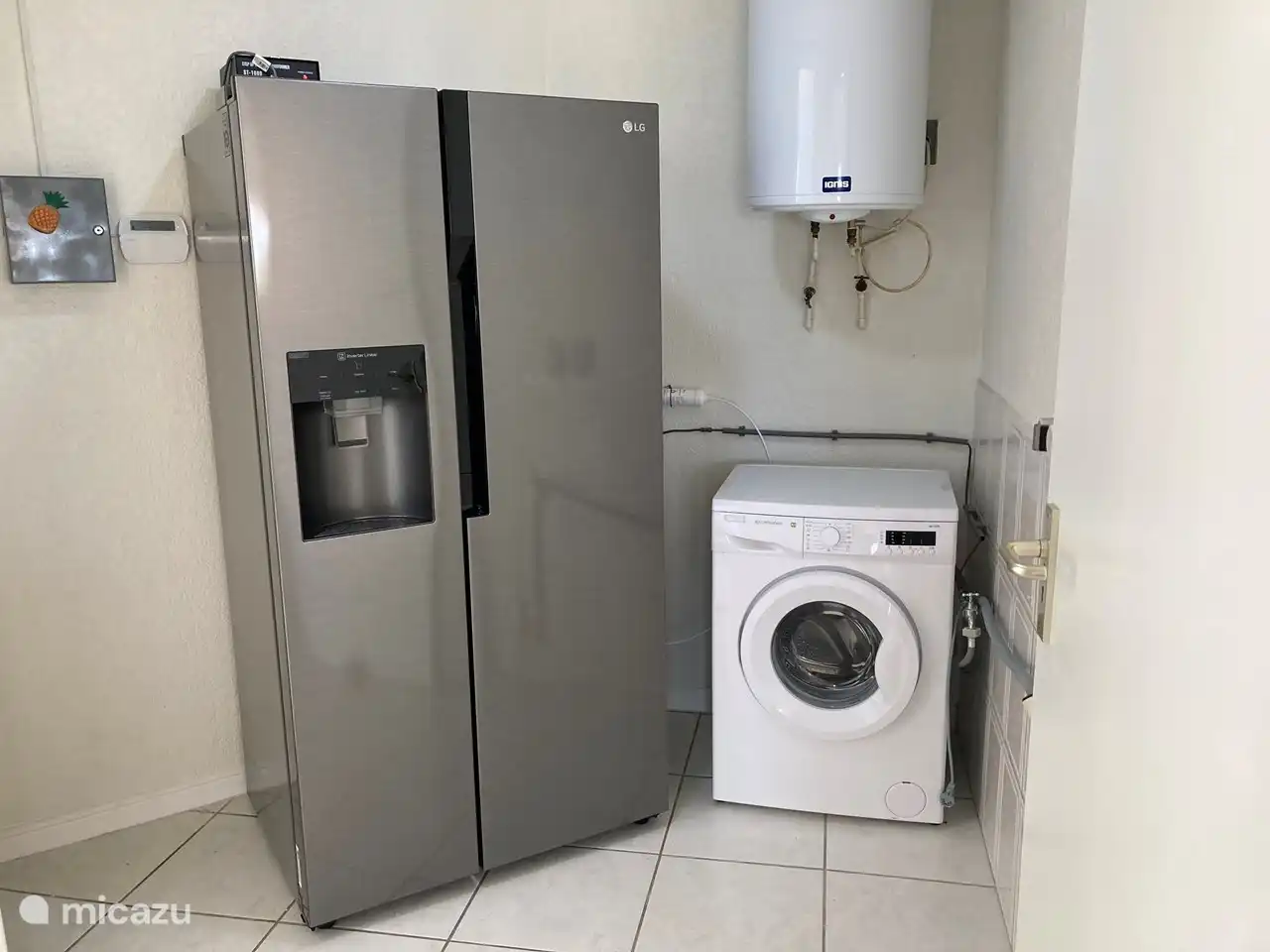 Buanderie avec arrivée d'eau chaude.
Machine a laver,
réfrigérateur américain neuf avec congélateur et compartiment réfrigérant,
distributeur d'eau et machine à glaçons