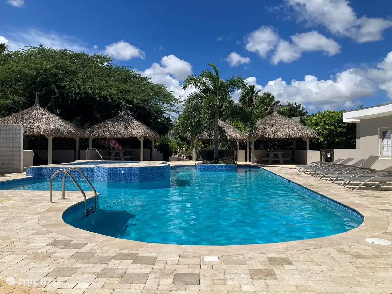 Piscine commune spacieuse et calme, à seulement 1 minute à pied de la maison