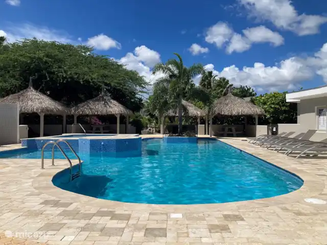 Casa Blou vue mer | Curaçao, Banda Ariba (est), Mambo Beach - maison de vacances Piscine commune spacieuse et calme, à seulement 1 minute à pied de la maison