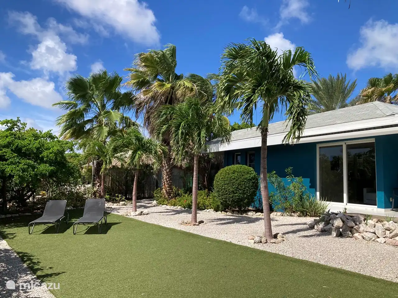Jardin spacieux avec 2 chaises longues
