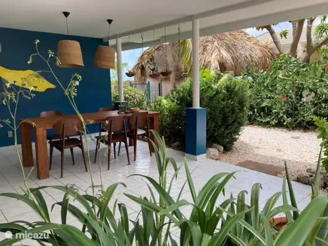 Casa Blou vue mer | Curaçao, Banda Ariba (est), Mambo Beach - maison de vacances Vous pouvez également profiter du soleil sur le porche.
Connexion Internet directe disponible