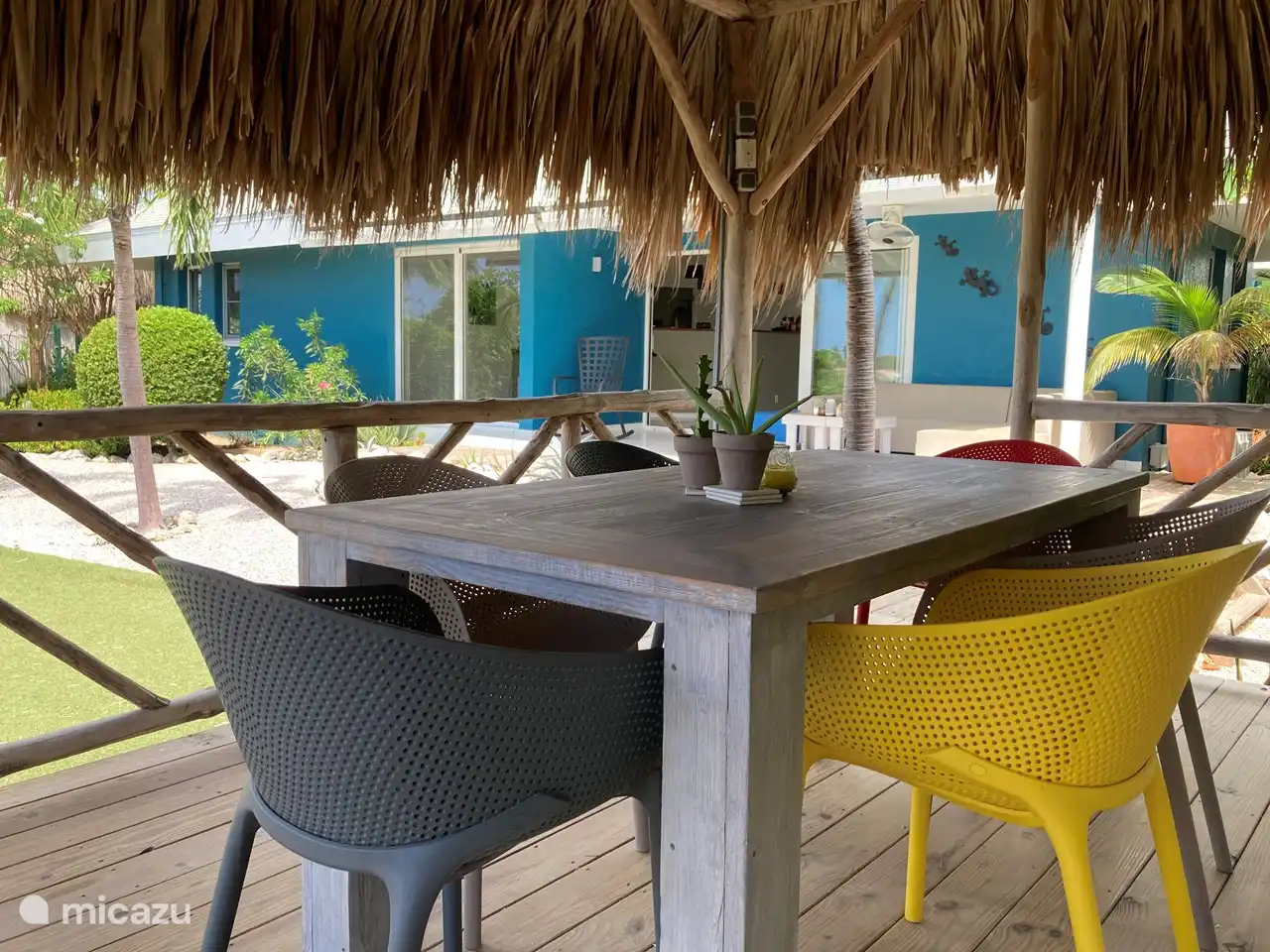 Palapa dans la cour où vous pourrez vous détendre à l'abri du soleil et du vent. Il y a une connexion Internet directe dans la palapa