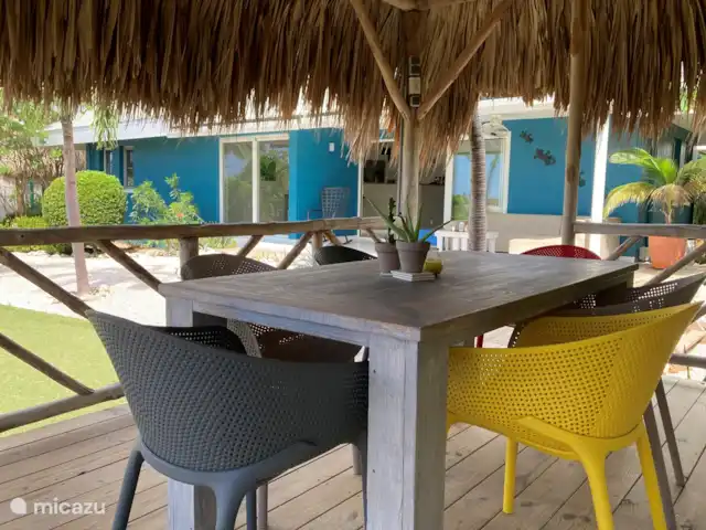 Casa Blou vue mer | Curaçao, Banda Ariba (est), Mambo Beach - maison de vacances Palapa dans la cour où vous pourrez vous détendre à l'abri du soleil et du vent. Il y a une connexion Internet directe dans la palapa