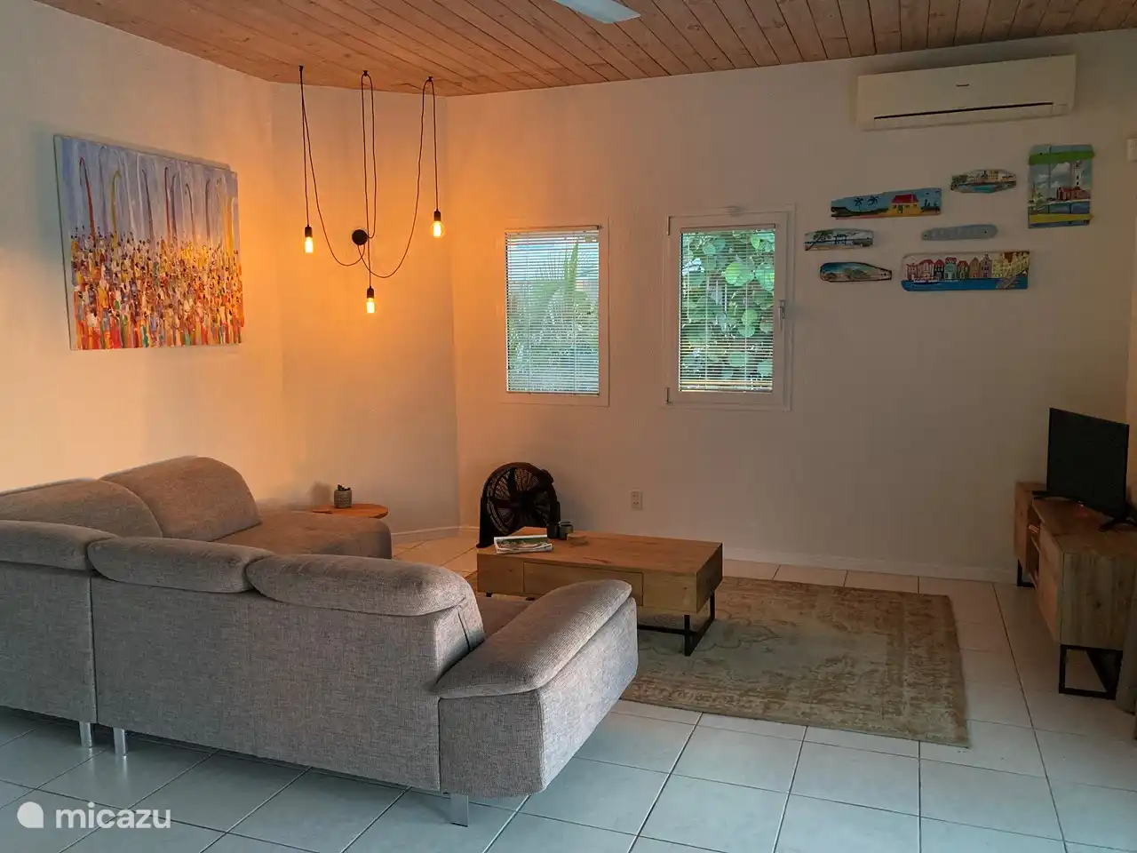 Séjour avec coin salon spacieux.
Télévision avec toutes les chaînes néerlandaises, dont Fox Sport et Ziggo Sport