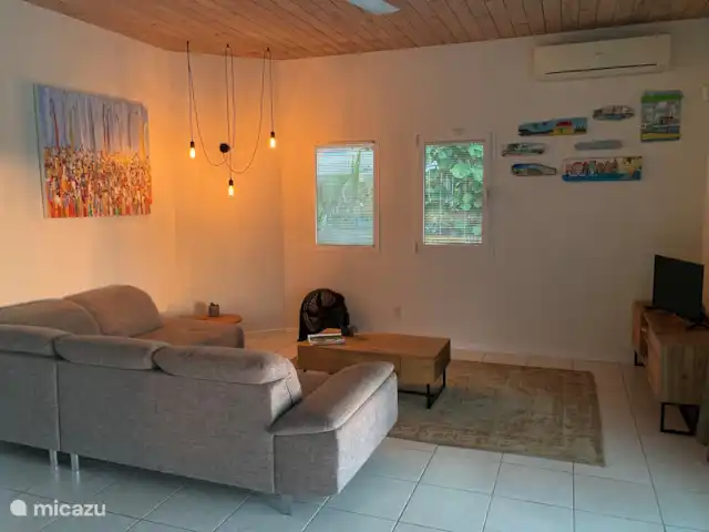 Casa Blou vue mer | Curaçao, Banda Ariba (est), Mambo Beach - maison de vacances Séjour avec coin salon spacieux.
Télévision avec toutes les chaînes néerlandaises, dont Fox Sport et Ziggo Sport