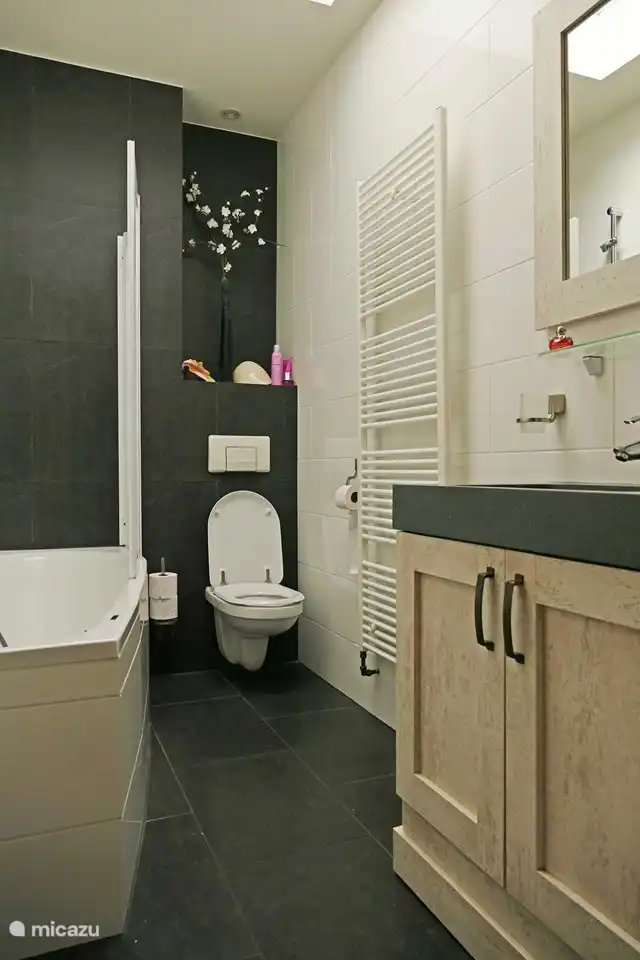 Bad mit Badewanne und Dusche