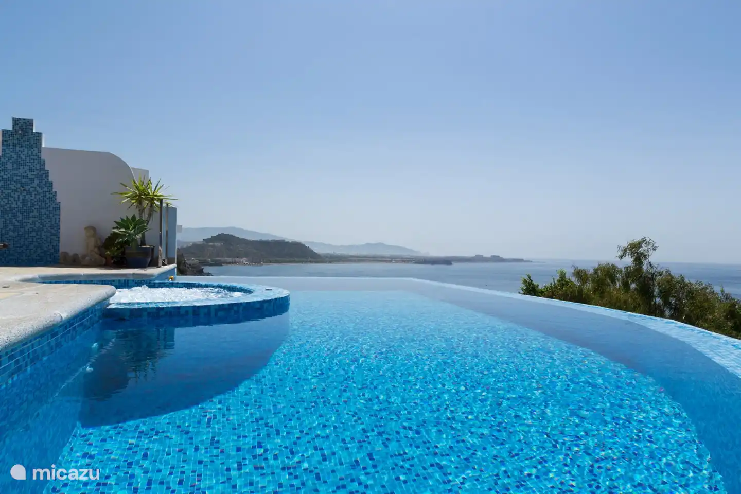 Het overloopzwembad met hydromassage