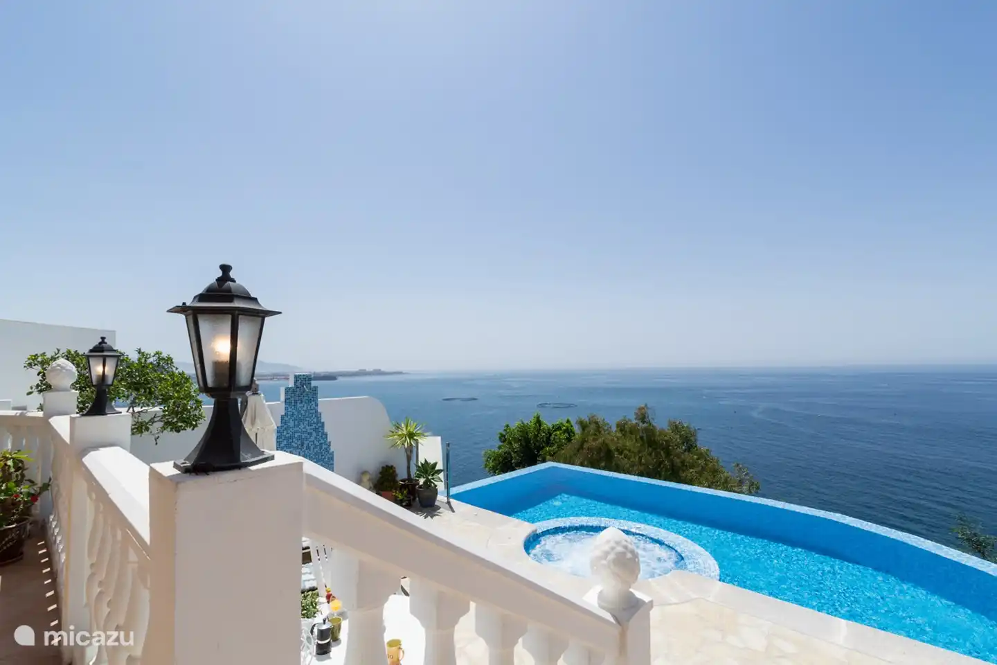 Het zwembad met uitzicht