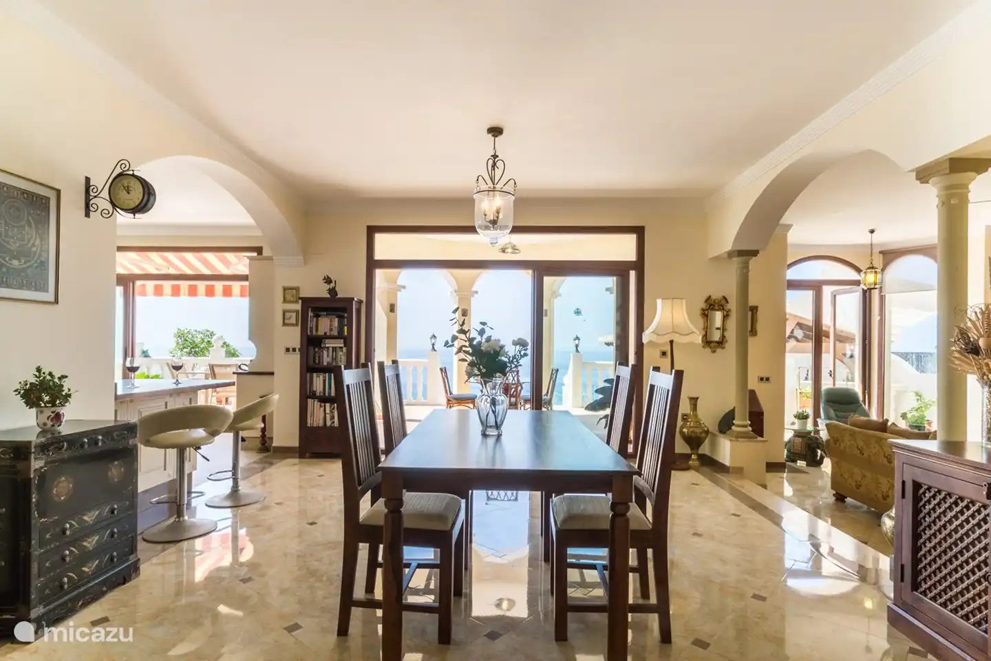 De woonkamer met open keuken