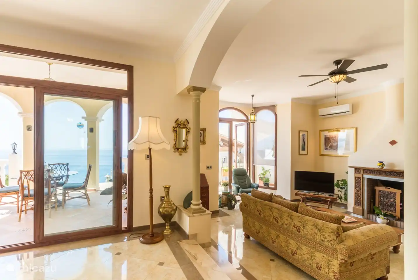 De woonkamer met terras naar buiten