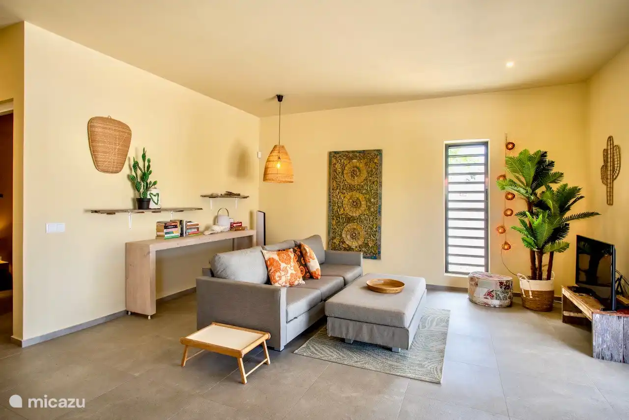 Cozy living room with TV (all channels) and wifi. You can also log in to your Netflix account.