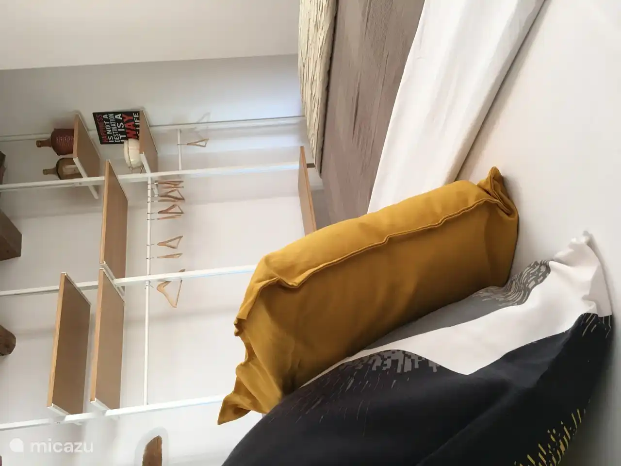 ... rentre dans un lit fait