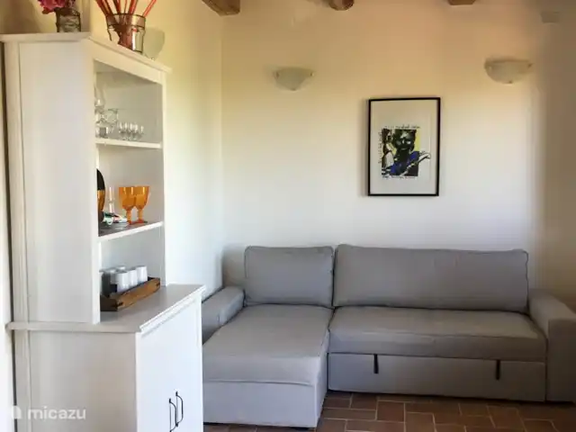 Il Posto Perfetto-appartement Monti huren in Italië, Marche, Santa Maria Nuova - appartement in deze kamer staat een solide bank die je ook kunt gebruiken als slaapbank voor 2 personen waar je heerlijk in weg kunt dromen