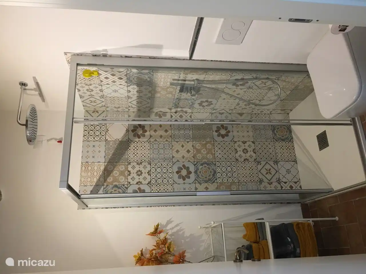 dans votre propre salle de bain, vous pouvez prendre une douche merveilleuse et utiliser le lavabo, le bidet et les toilettes. Les serviettes et les serviettes de plage sont incluses et il y a un étendoir pratique