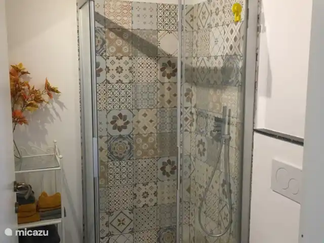 Il Posto Perfetto-appartement Monti huren in Italië, Marche, Santa Maria Nuova - appartement in je eigen badkamer kun je heerlijk douchen en gebruik maken van de wastafel, het bidet en het toilet. Handdoeken en strandlakens zijn inbegrepen en er is een handig droogrek