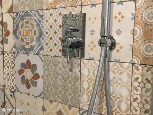 Il Posto Perfetto-appartement Monti huren in Italië, Marche, Santa Maria Nuova - appartement het is aangenaam douchen met deze kleurrijke tegeltjes