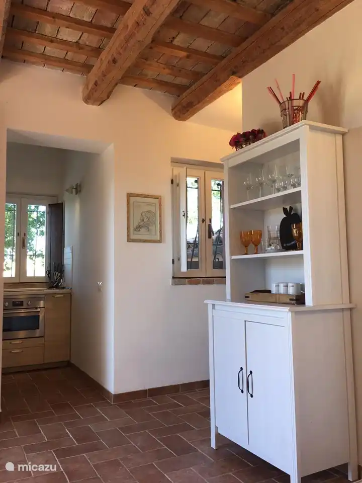 il y a beaucoup d'espace dans l'appartement Monti avec de nombreux matériaux authentiques