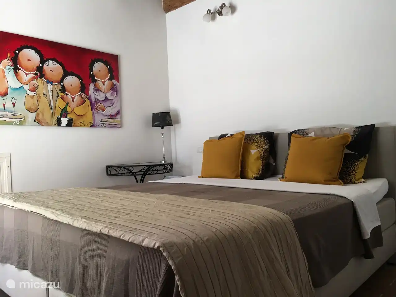 Appartement 4 personnes Monti avec 2 chambres à coucher; 1 avec lit Kingsize pour 2 personnes et 1 avec un canapé-lit 2 personnes, une salle de bain privée et une terrasse privée avec une vue magnifique sur les collines et une autre terrasse privée à l'avant.