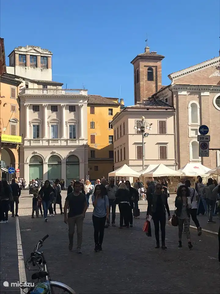 Jesi est à seulement 9 km de Il Posto Perfetto. Cette belle ville a une rue commerçante à la mode avec de nombreux magasins et il y a aussi de nombreux restaurants et musées.
