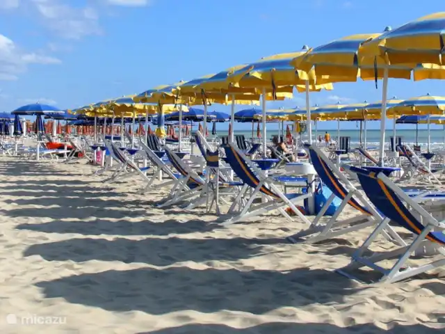 Il Posto Perfetto-appartement Monti huren in Italië, Marche, Santa Maria Nuova - appartement mooie stranden met leuke parasolletjes en ligbedden voor de echte zonaanbidders. Echt zo Italiaans. Bereikbaar binnen 30 minuten